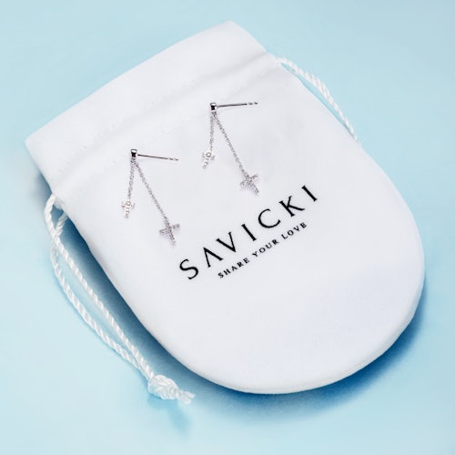 Kolczyki krzyżyki Savicki: białe złoto, diamenty